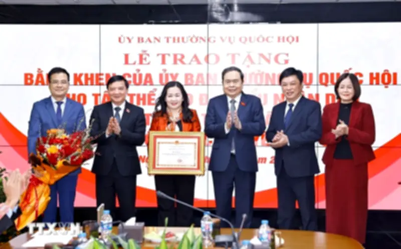 Chủ tịch Quốc hội Trần Thanh Mẫn trao bằng khen cho báo Đại biểu Nhân dân