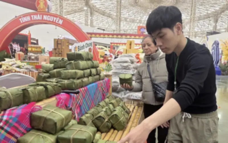 Ngày cận Tết Nguyên đán, gian hàng giò chả, bánh chưng ở hội chợ mùa xuân bùng nổ doanh số