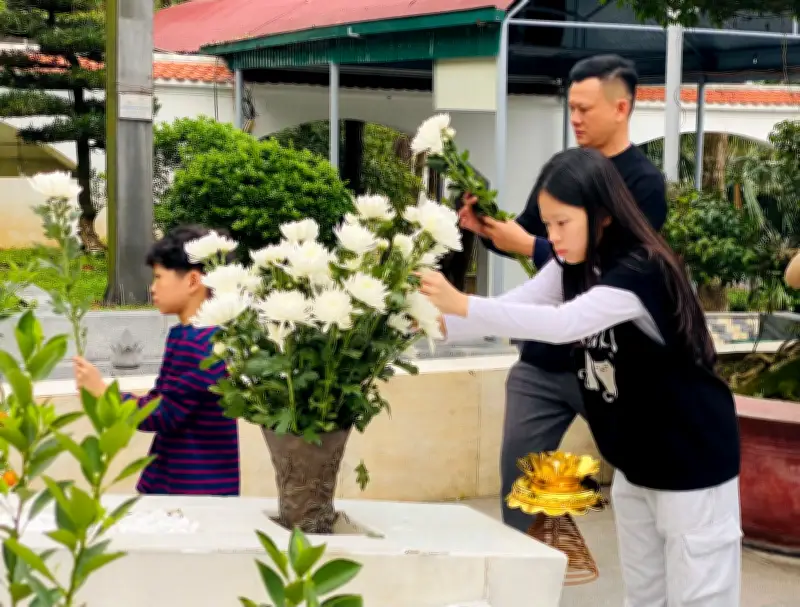 Ngã Ba Đồng Lộc thu hút hàng nghìn người về dâng hương dịp Tết Nguyên đán