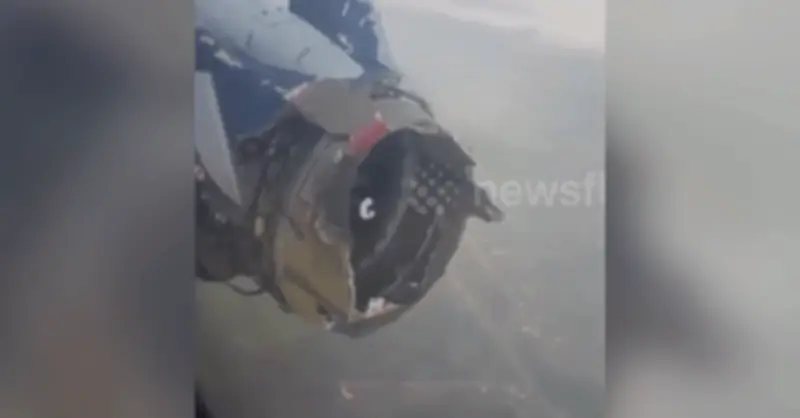 Động cơ Boeing 737 vỡ toác giữa không trung, hành khách hoảng loạn