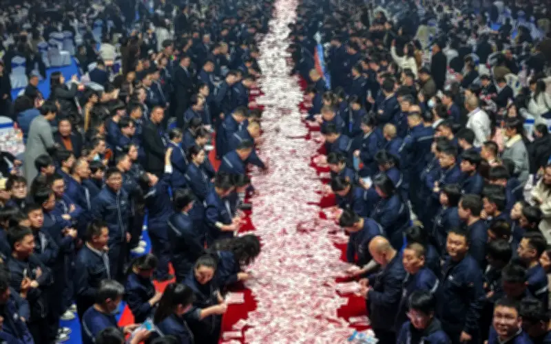 Ông chủ Trung Quốc chi 180 triệu nhân dân tệ thưởng Tết, nhân viên đếm tiền nhận thưởng trực tiếp