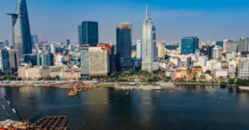 Đường chân trời TP.HCM thay đổi từng ngày với những tòa tháp chọc trời bên sông Sài Gòn