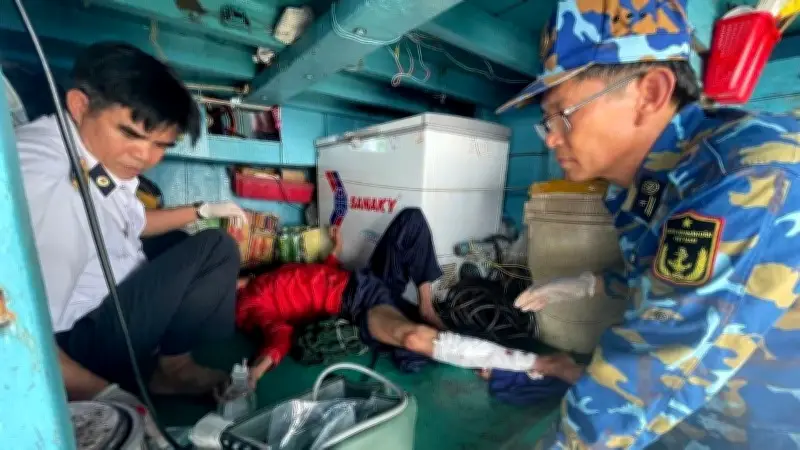 Ngư dân bị tai nạn trên biển được Nhà giàn DK1/10 cấp cứu kịp thời