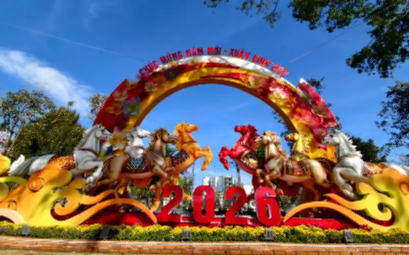 Đường Hoa Buôn Ma Thuột Rực Rỡ Với Bát Tuấn Mã, Thu Hút Người Dân Đón Xuân