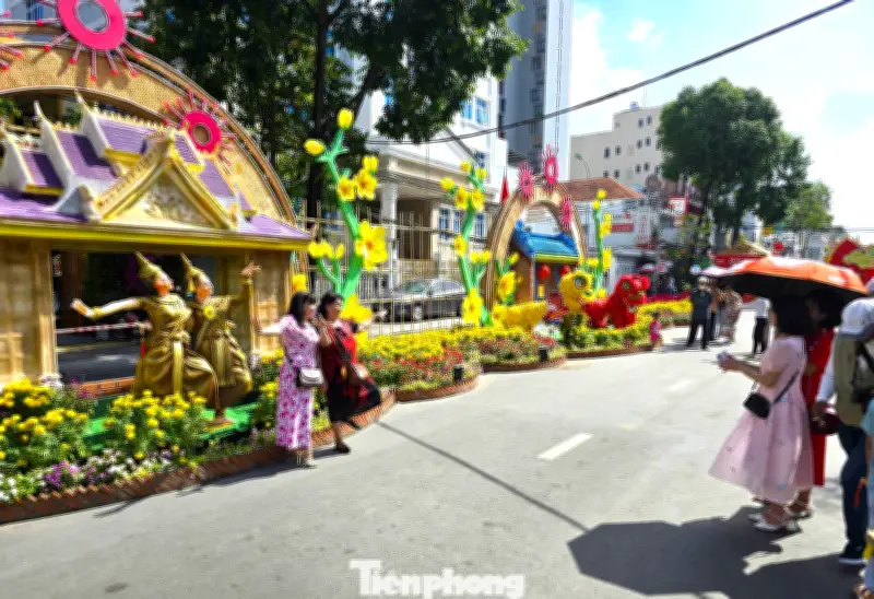 Đường Hoa Cần Thơ Rực Rỡ Đón Xuân Giáp Thìn Với Hơn 30 Mô Hình Độc Đáo