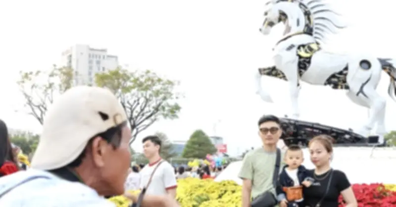 Đường hoa cầu Rồng Đà Nẵng thành 'phim trường' check-in, thợ ảnh thu tiền triệu dịp Tết