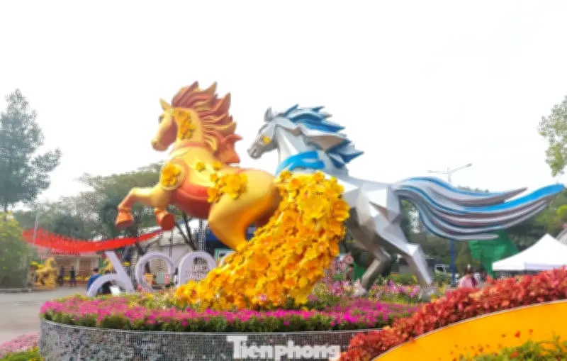 Đường Hoa - Đường Sách Tết Bính Ngọ 2026 tại TPHCM sẵn sàng đón khách với hình ảnh song mã ấn tượng