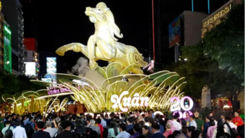 Đường Hoa Nguyễn Huệ 2026: Hơn 1,8 Triệu Lượt Khách Trải Nghiệm Công Nghệ Mapping Và AR