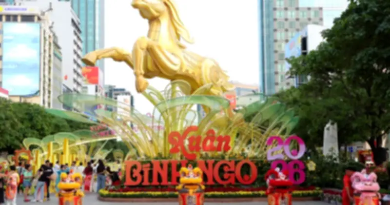 Đường Hoa Nguyễn Huệ 2026: Đông Nghẹt Người Chờ Khai Mạc, Linh Vật Ngựa Trở Lại Sau 12 Năm