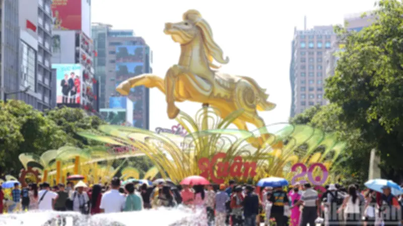 Đường Hoa Nguyễn Huệ 2026 Đông Nghịt Ngày Cuối, Người Dân Náo Nức Du Xuân