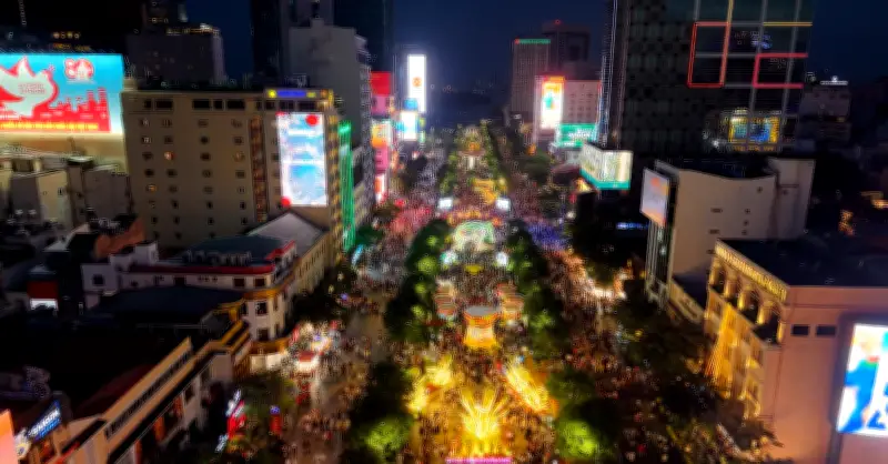 Đường hoa Nguyễn Huệ đông nghẹt người check-in đêm mùng 3 Tết