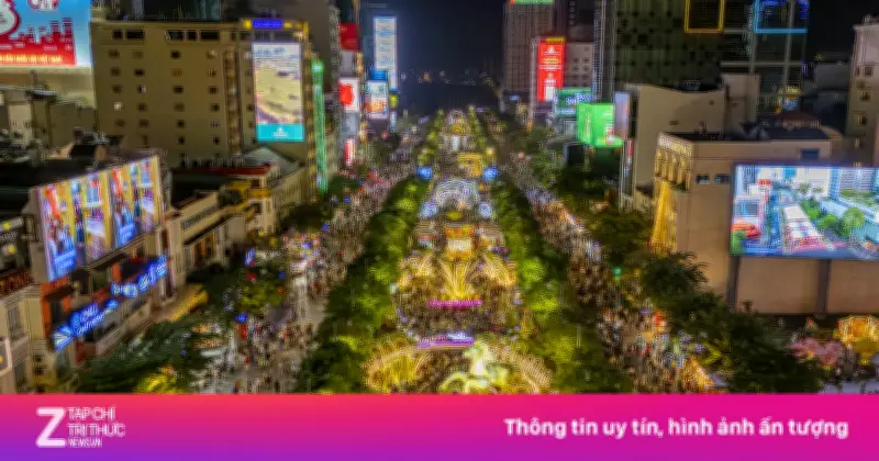 Đường Hoa Nguyễn Huệ Đông Nghịt Người Trong Đêm Khai Mạc Tết Bính Ngọ 2026