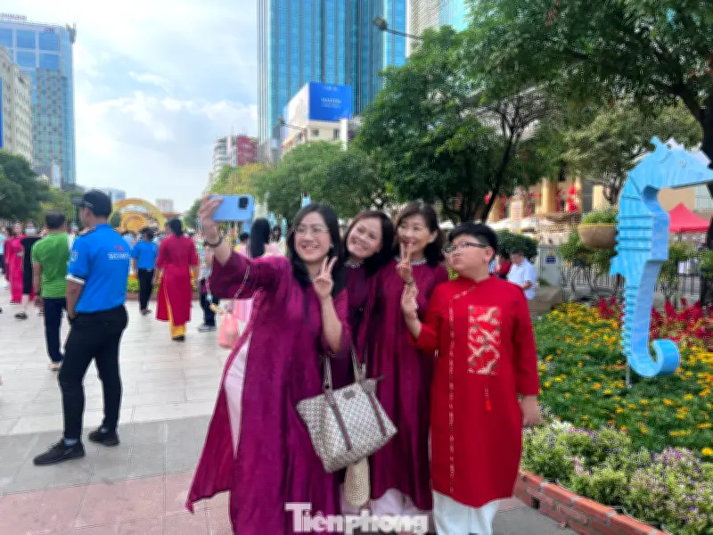 Đường Hoa Nguyễn Huệ Nhộn Nhịp Ngày Tết, Du Khách Đổ Về Check-in Cùng Linh Vật Ngựa