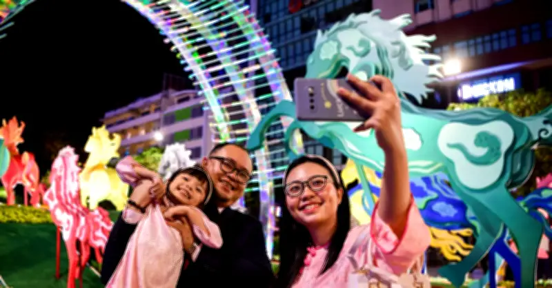 Đường Hoa Nguyễn Huệ Rực Rỡ Mở Cửa, Hàng Nghìn Người Đổ Về Đón Xuân