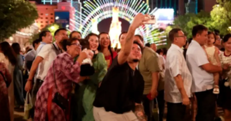 Đường Hoa Nguyễn Huệ Tấp Nập Đêm Mùng 2 Tết, Thợ Ảnh Dạo 'Hốt Bạc'