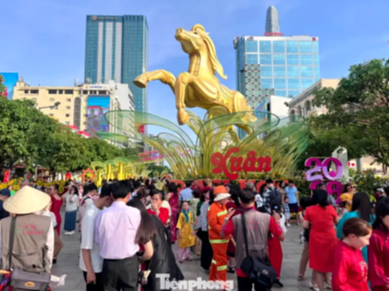 Đường Hoa Nguyễn Huệ Tết 2026: Linh Vật Ngựa Tiếp Tục Phục Vụ Đến 22/3