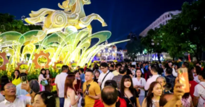 Đường Hoa Nguyễn Huệ Tết Bính Ngọ 2026: Biển Người Đổ Về Đón Giao Thừa