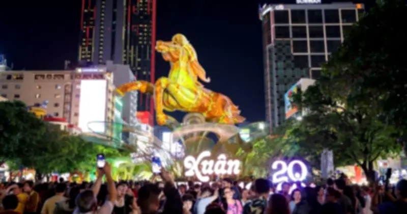 Đường Hoa Nguyễn Huệ Tết Bính Ngọ 2026: Khai Mạc 28 Tết, Linh Vật Ngựa Trở Lại Sau 12 Năm