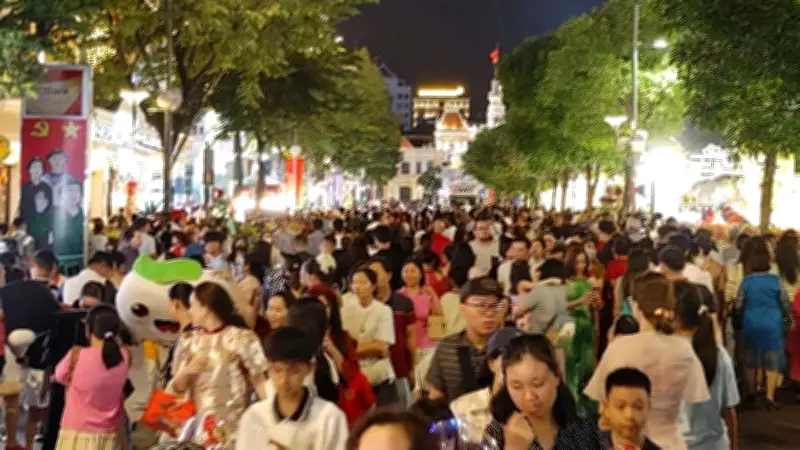 Đường hoa Nguyễn Huệ và Lễ hội Đường sách Tết 2026 thu hút 'biển người' tại TP.HCM