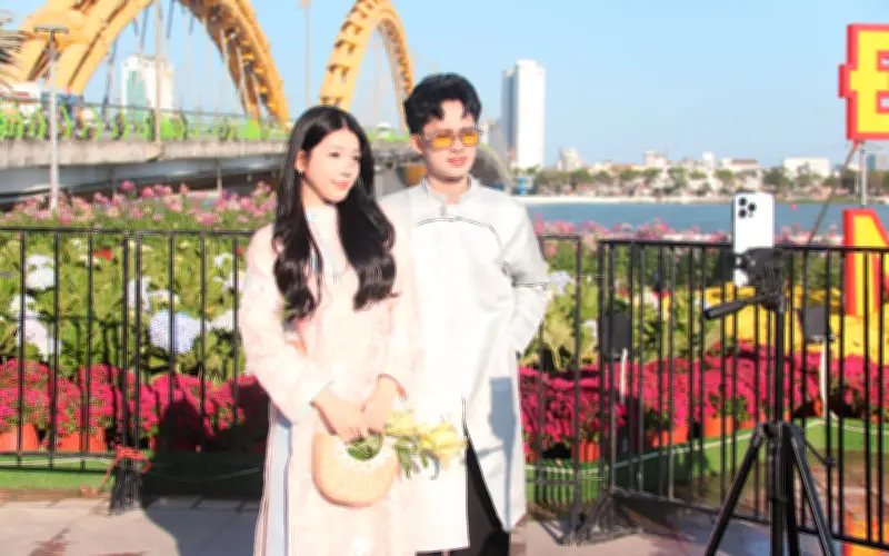 Đường Hoa Đà Nẵng Rực Rỡ, Người Dân Đổ Xô Check-in Dù Chưa Chính Thức Mở Cửa