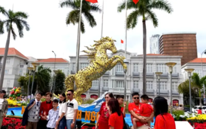 Đường Hoa Tết Đà Nẵng Tấp Nập, Linh Vật Kim Mã Gây Sốt Trong Ngày Đầu Năm