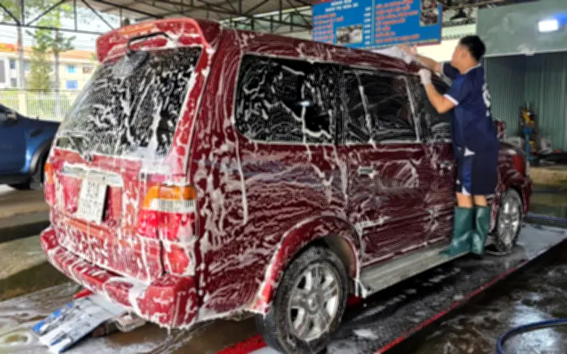 Đồng Nai: Các tiệm rửa xe 'cháy lịch' cận Tết, khách xếp hàng dài chờ 'tân trang' phương tiện
