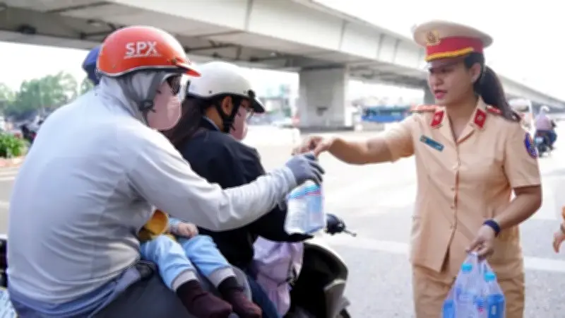 Đồng Nai: Cảnh sát giao thông phát nước, khăn lạnh hỗ trợ người dân trở lại làm việc sau Tết