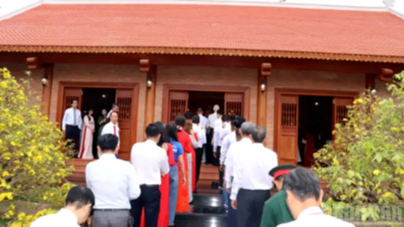 Đồng Nai: Hàng nghìn người dâng hương, thưởng lãm hoa mai tại Nhà thờ Bác Hồ dịp Tết Bính Ngọ