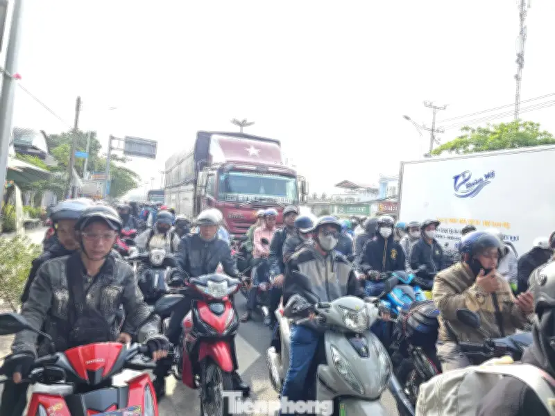 Đông nghẹt giao thông trên quốc lộ 1A và cao tốc về miền Tây đón Tết