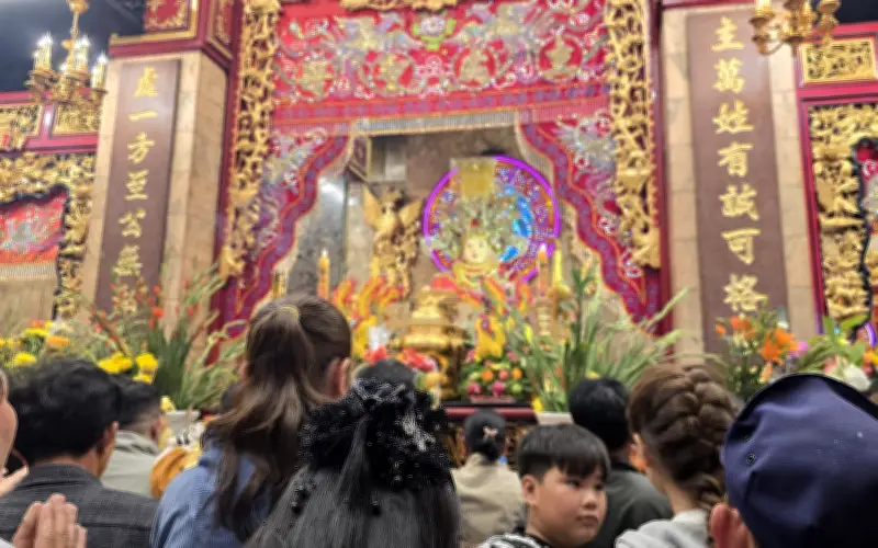 Đông nghẹt người và xe tại Miếu Bà Chúa Xứ Núi Sam ngày mùng 1 Tết