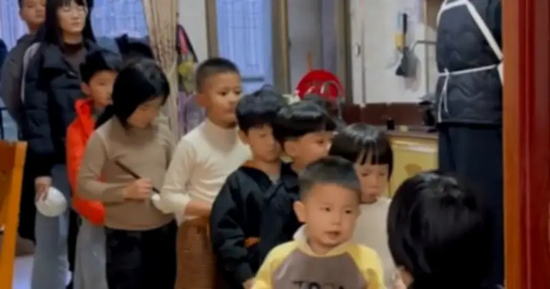 Ông Ngoại 'Ánh Mắt Chết Chóc' Khi Phát Lì Xì Cho Đoàn Cháu Đông Đúc Trong Dịp Tết