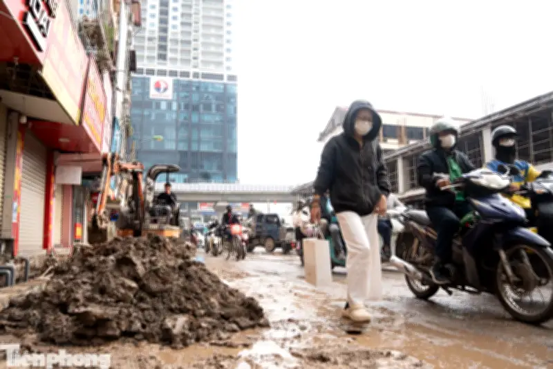 Đường Nguyễn Tuân Lầy Lội, Tiểu Thương Bán Hàng Tết Gian Nan Giữa Công Trường Dang Dở