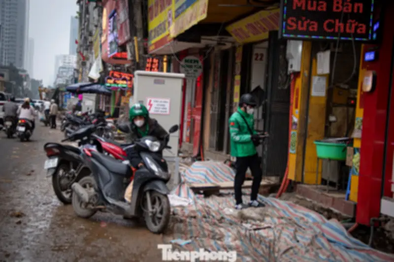 Đường Nguyễn Tuân ngổn ngang sau Tết, dân khổ vì bùn lầy và thi công ì ạch