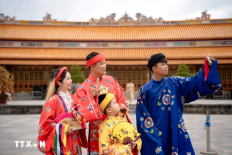 Đông đảo du khách tham quan Quần thể di tích Cố đô Huế ngày mùng 1 Tết