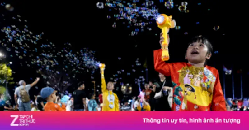 Đông đảo người dân TP.HCM đổ về trung tâm chờ đón giao thừa năm Bính Ngọ 2026