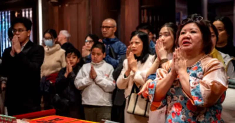 Đông đảo người dân và du khách đổ về Văn Miếu - Quốc Tử Giám xin chữ đầu xuân