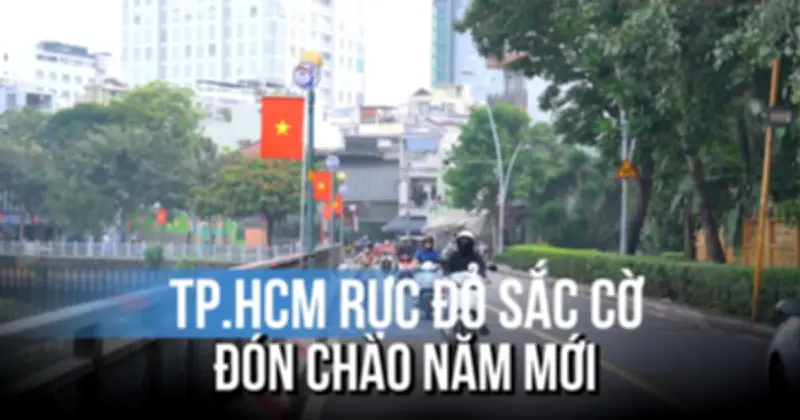 Đường phố TP.HCM nhuộm đỏ cờ Tổ quốc, rực rỡ sắc hoa đón Tết Giáp Thìn