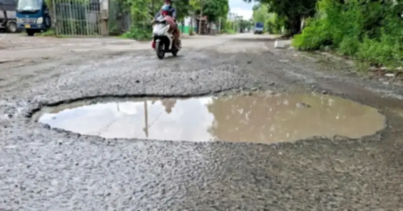 Đường phố xuống cấp: Ổ gà, bụi bặm và ánh sáng yếu đe dọa an toàn giao thông