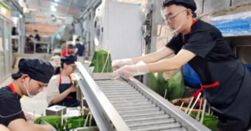 Ông Phạm Khắc Tưởng Cơ Giới Hóa Sản Xuất Bánh Chưng Truyền Thống Tại TP.HCM