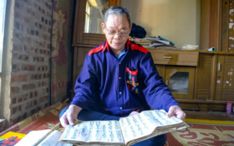 Ông Phùng Quang Du - Người 'giữ lửa' chữ Nôm Dao trước nguy cơ thất truyền