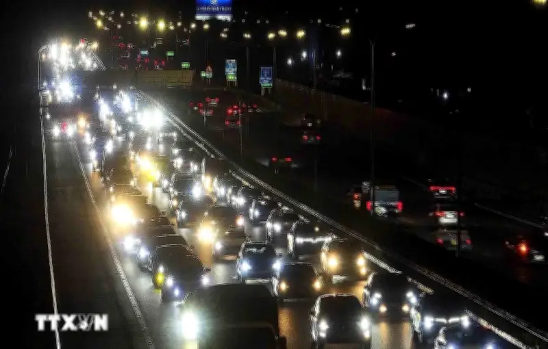 Đông Phương Tiên 'Ùn Ùn' Trở Lại Thủ Đô Trong Tối Mùng 5 Tết