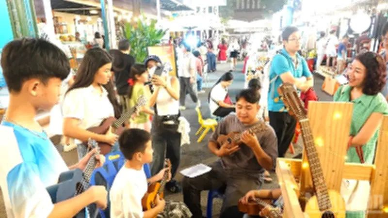 Đường Sách TP.HCM Rực Rỡ Với Ngày Hội Văn Hóa Đêm 'Bách Nghệ Khai Xuân'