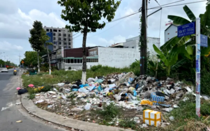 Đường Tôn Đức Thắng ven biển Rạch Giá bị đổ trộm rác thải tràn lan, gây ô nhiễm nghiêm trọng