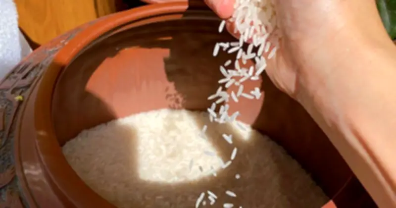 Đừng vội vứt hũ gạo cũ cuối năm: Vật nhỏ giữ khí ổn định cho gian bếp