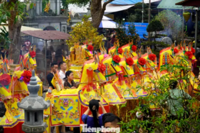 Ngựa giấy khủng xếp kín sân đền cổ Hà Tĩnh chờ hóa vàng sau Tết