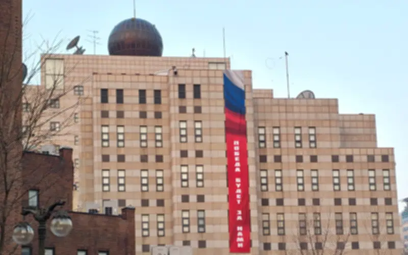 Nga treo biểu ngữ 'Chiến thắng sẽ thuộc về chúng ta' tại Đại sứ quán ở Seoul