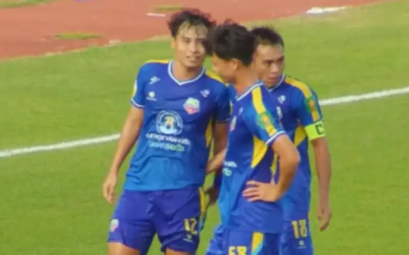 Ngọc Hậu: Từ anh hùng thành tội đồ trong 8 phút, Đại Học Văn Hiến thắng Long An 1-0