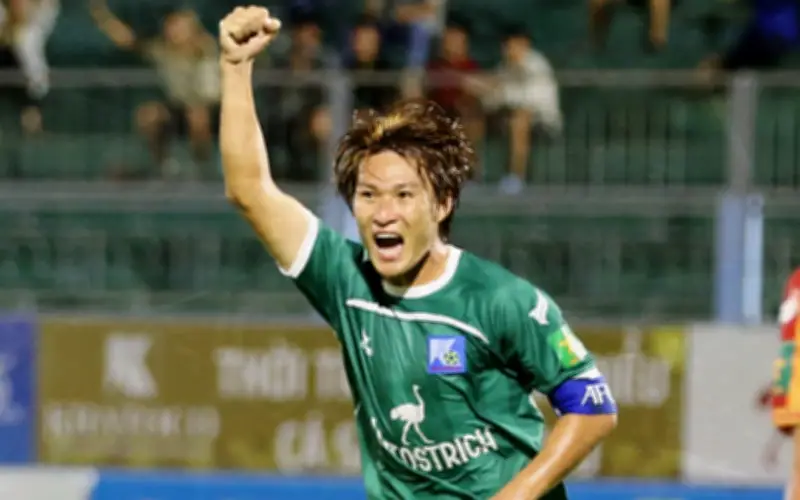 Ngọc Toàn giơ ký hiệu VAR trong trận không có công nghệ, Khánh Hòa thắng 2-0