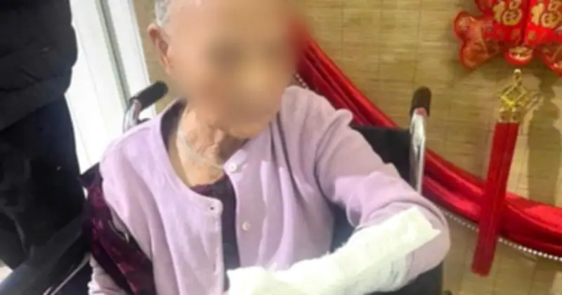 Nghệ An: Nam thanh niên đánh gãy tay mẹ ruột đêm mùng 3 Tết bị mời làm việc