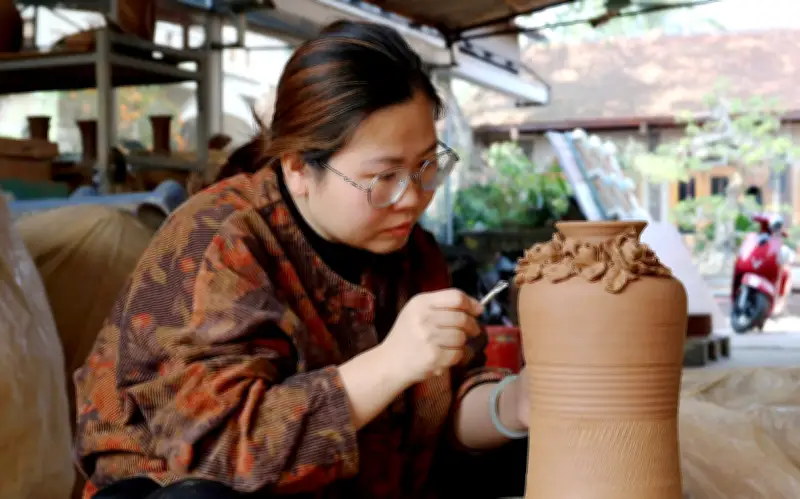 Nghệ Nhân Gốm Ngọc Phù Lãng Và Đồng Đại Bái Tạo Sản Phẩm Độc Bản Cho Tết